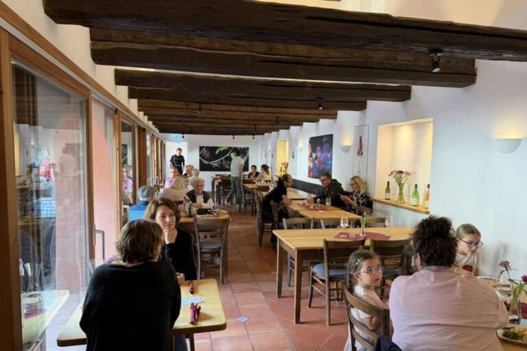 Gut besuchter Innenraum der Lindenhof Straußi in Müllheim mit Gästen